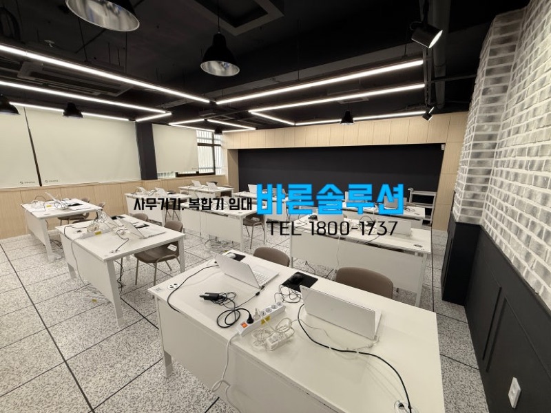 대학교 강의실에 설치한 노트북